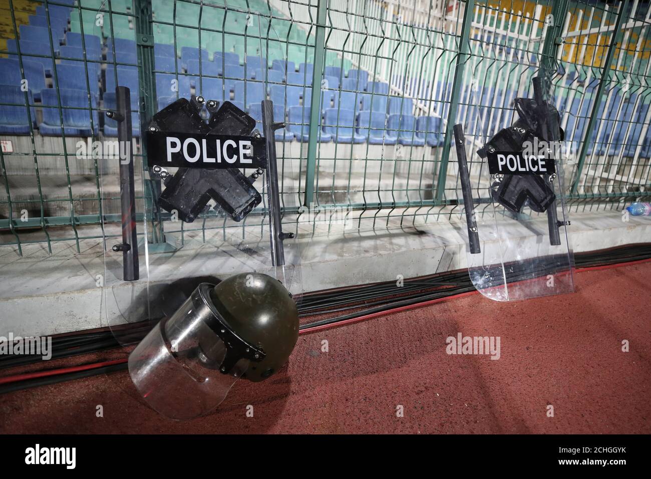 Uno scudo e un casco per la rivolta della polizia prima della partita di qualificazione UEFA Euro 2020 allo stadio nazionale Vasil Levski di Sofia, Bulgaria. Foto Stock