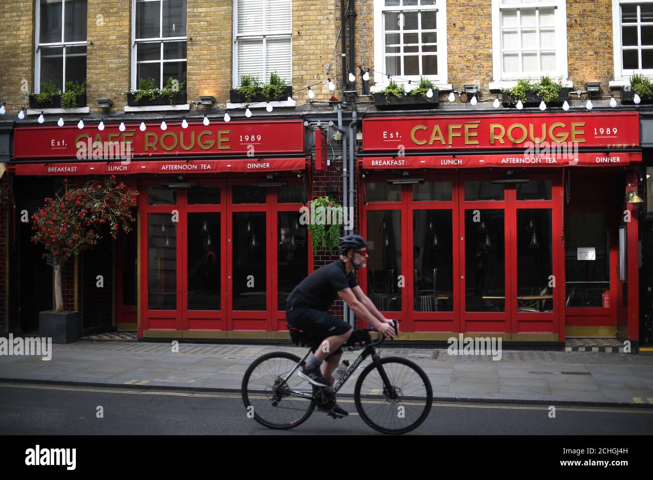 Cafe Rouge a Wellington Street, Londra, chiuso durante il blocco, alcune catene si trovano di fronte a un futuro incerto anche dopo l'introduzione di misure per portare il paese fuori dal blocco. Foto PA. Data immagine: Sabato 23 maggio 2020. Il credito fotografico dovrebbe essere: Victoria Jones/PA Wire Foto Stock