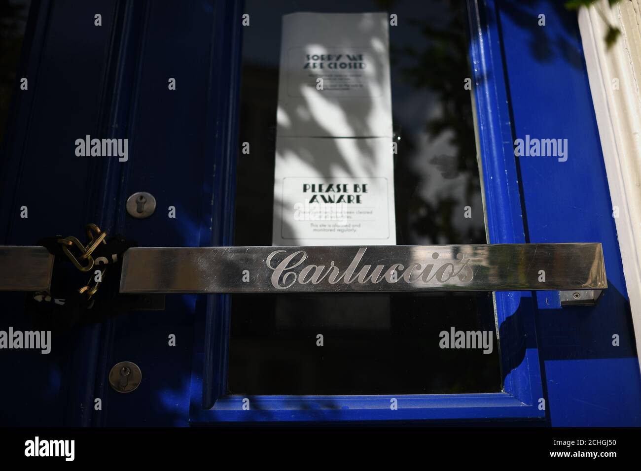 Carluccios in Garrick Street, Londra, chiuso durante il blocco, alcune catene devono affrontare un futuro incerto anche dopo l'introduzione di misure per portare il paese fuori dal blocco. Foto PA. Data immagine: Sabato 23 maggio 2020. Il credito fotografico dovrebbe essere: Victoria Jones/PA Wire Foto Stock