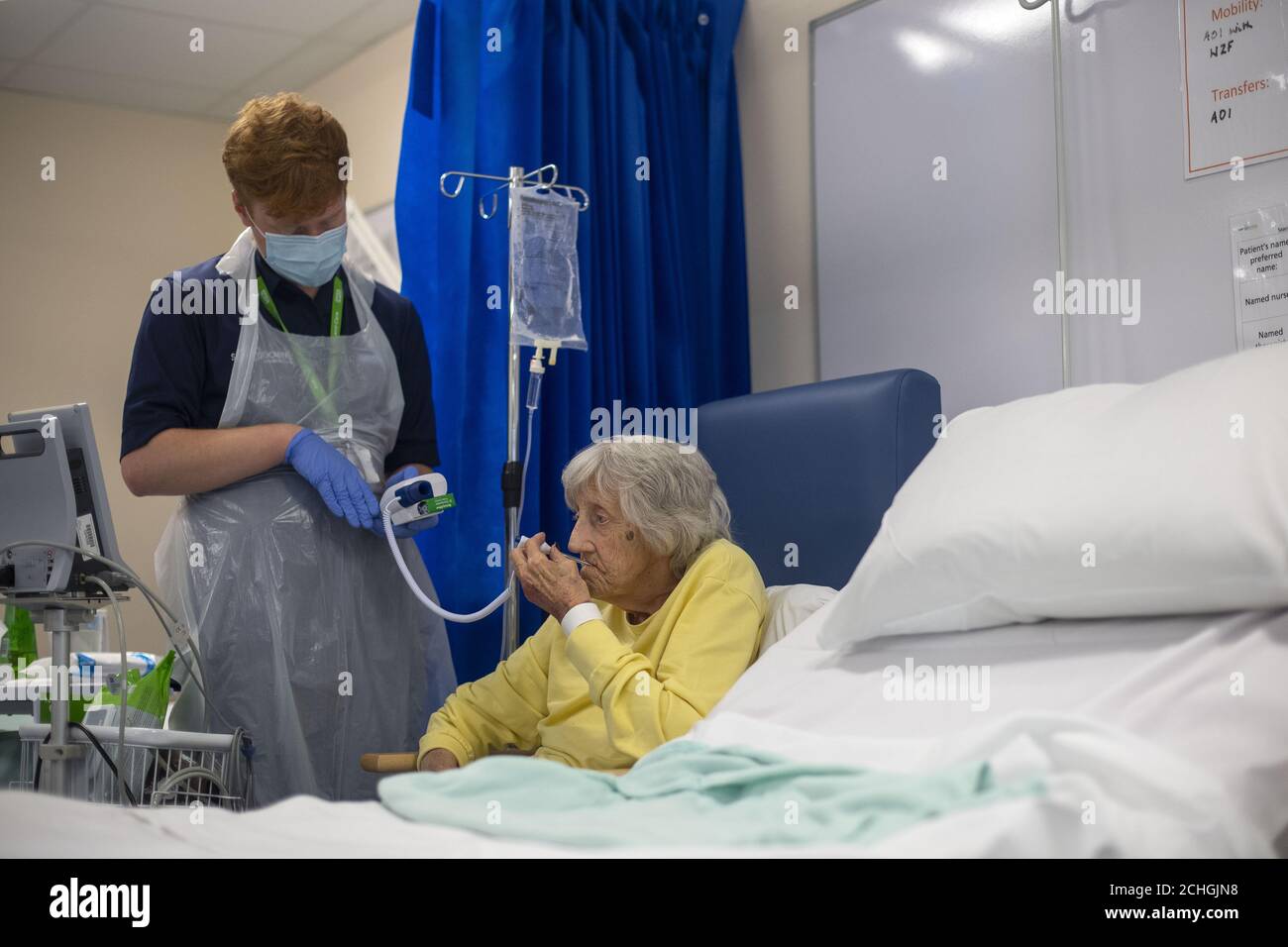 Un addetto al supporto Rehab controlla il paziente Shirley Hughes, 86, poiché i primi pazienti sono ricoverati al Centro NHS Seacole di Headley Court, Surrey, un ospedale militare disusato, che è stato convertito durante la pandemia del coronavirus. Chiamata in onore dell'infermiera giamaicana, Mary Seacole, la struttura aiuterà a curare e sostenere i pazienti che si stanno riprendendo dal COVID-19 e che non hanno più bisogno di cure in un ospedale acuto, o coloro che hanno COVID e non possono più affrontare i loro sintomi a casa. Foto Stock