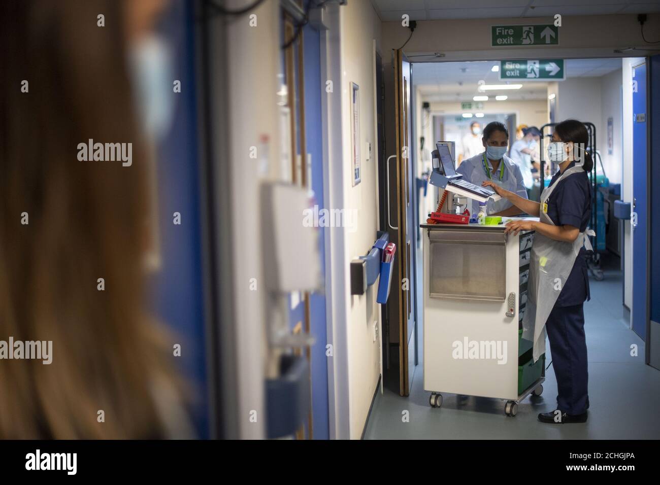 SOTTOPOSTO A EMBARGO IL 0001 MAGGIO 29 gli operatori del supporto Rehab controllano le note del paziente mentre i primi pazienti sono ammessi al Centro NHS Seacole di Headley Court, Surrey, un ospedale militare dismesso, che è stato convertito durante la pandemia del coronavirus. Chiamata in onore di un'infermiera giamaicana nata, Mary Seacole, la struttura aiuterà a curare e sostenere i pazienti in guarigione da COVID-19 e che non hanno più bisogno di assistenza in un ospedale acuto, o coloro che hanno COVID e non possono più affrontare i loro sintomi a casa. Foto Stock