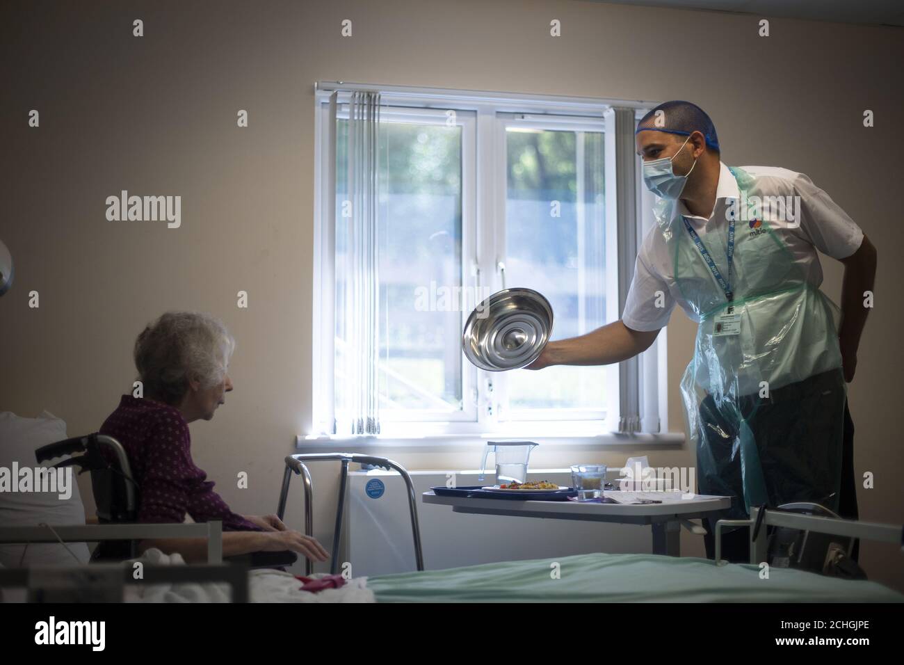 IMBARCATO AL 0001 VENERDÌ 29 MAGGIO UN pranzo pasto è servito a Morag Ellison, 77, in quanto i primi pazienti sono ammessi al NHS Seacole Center a Headley Court, Surrey, un ospedale militare in disuso, che è stato convertito durante la pandemia del coronavirus. Chiamata in onore di un'infermiera giamaicana nata, Mary Seacole, la struttura aiuterà a curare e sostenere i pazienti in guarigione da COVID-19 e che non hanno più bisogno di assistenza in un ospedale acuto, o coloro che hanno COVID e non possono più affrontare i loro sintomi a casa. Foto Stock