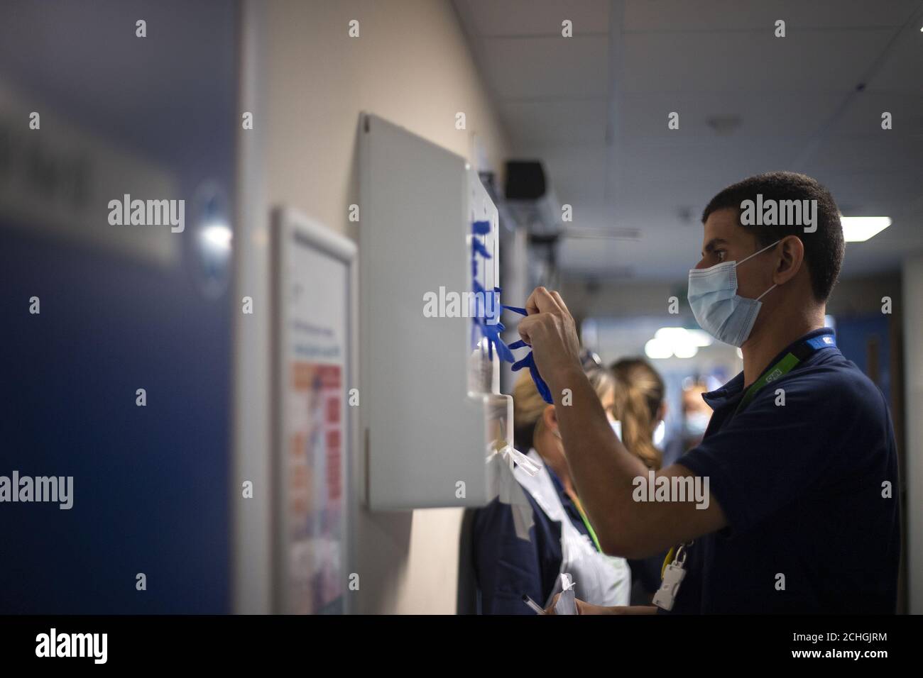 IMBARCATO AL 0001 VENERDÌ 29 MAGGIO UN lavoratore di sostegno mette in DPI come i primi pazienti sono ammessi al NHS Seacole Center a Headley Court, Surrey, un ospedale militare dismesso, che è stato convertito durante la pandemia coronavirus. Chiamata in onore di un'infermiera giamaicana nata, Mary Seacole, la struttura aiuterà a curare e sostenere i pazienti in guarigione da COVID-19 e che non hanno più bisogno di assistenza in un ospedale acuto, o coloro che hanno COVID e non possono più affrontare i loro sintomi a casa. Foto Stock