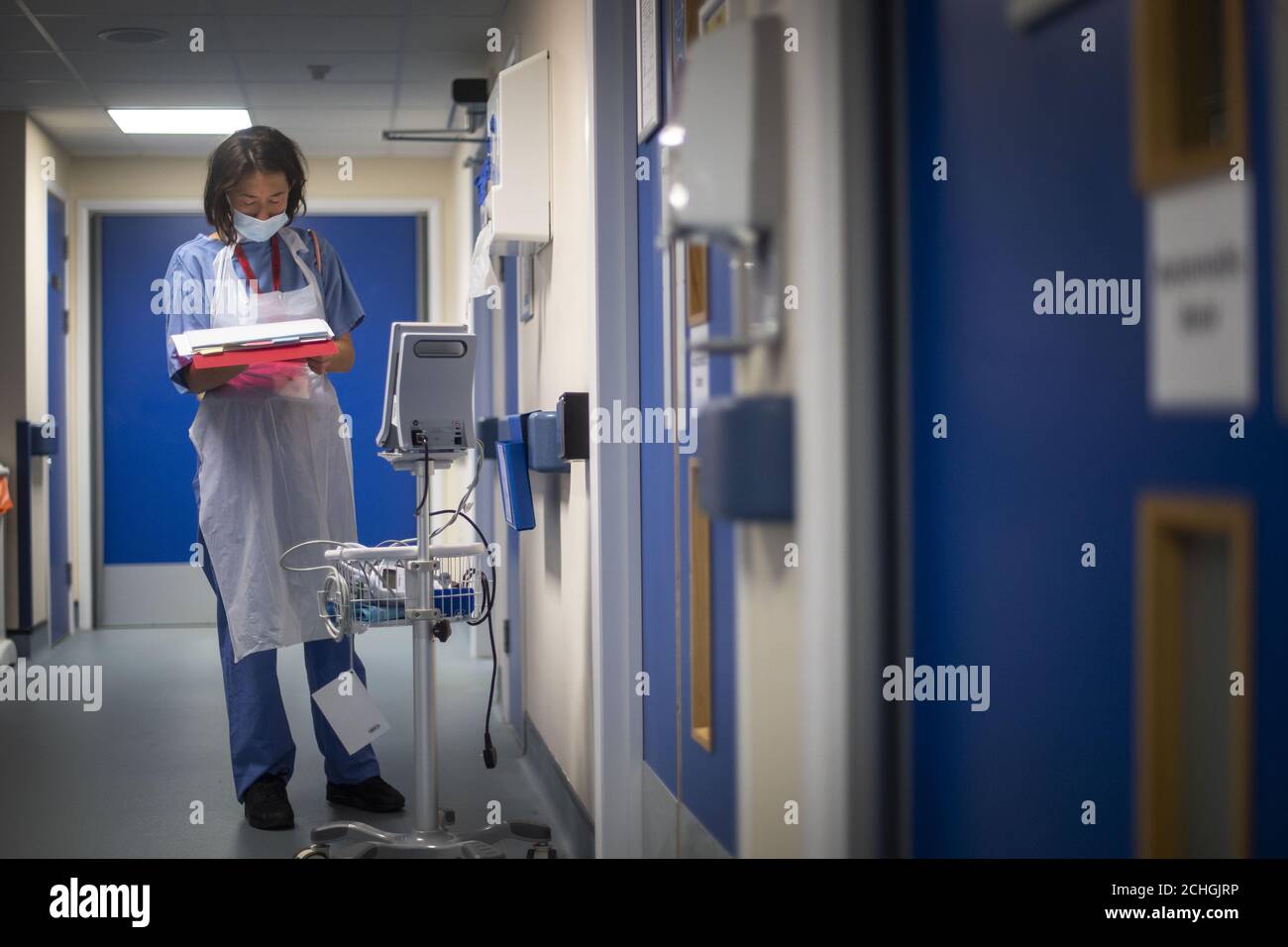 SOTTOPOSTO A EMBARGO IL 0001 MAGGIO 29 UN medico controlla le note del paziente, in quanto i primi pazienti sono ammessi al Centro NHS Seacole di Headley Court, Surrey, un ospedale militare dismesso, che è stato convertito durante la pandemia del coronavirus. Chiamata in onore di un'infermiera giamaicana nata, Mary Seacole, la struttura aiuterà a curare e sostenere i pazienti in guarigione da COVID-19 e che non hanno più bisogno di assistenza in un ospedale acuto, o coloro che hanno COVID e non possono più affrontare i loro sintomi a casa. Foto Stock