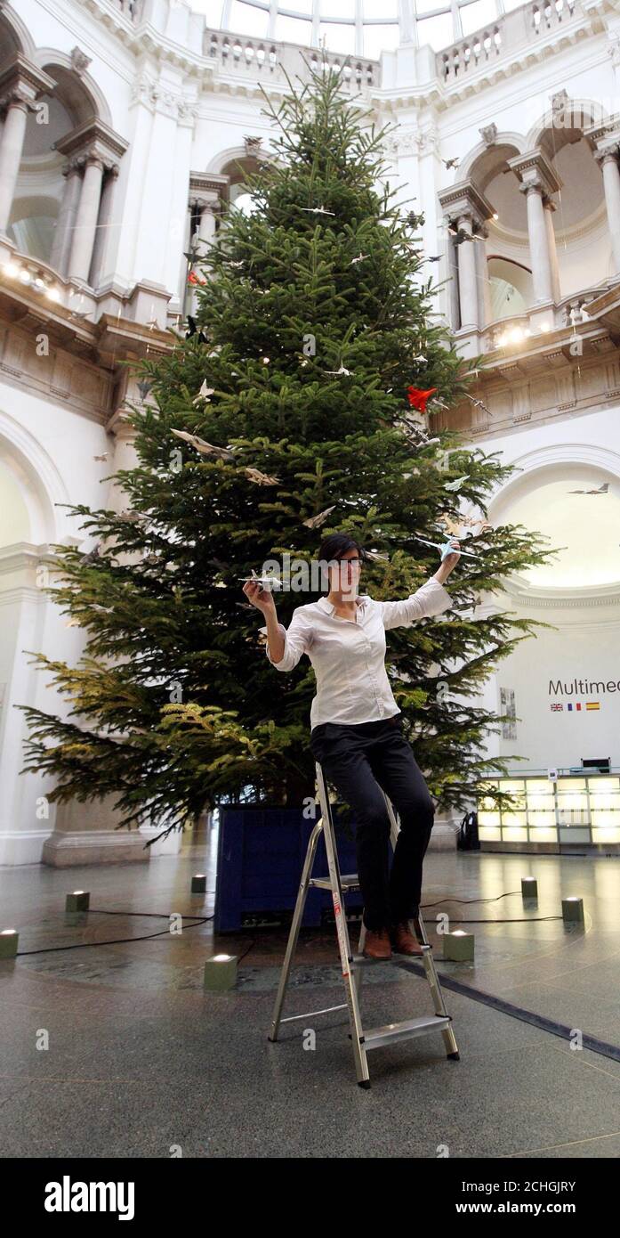 Artista Fiona Banner con il suo albero di Natale al Tate Britain nel centro di Londra. Foto Stock