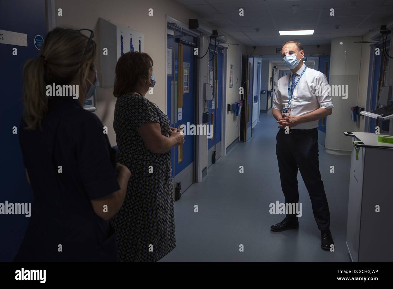 Sir Simon Stevens, Chief Executive della NHS, visita il Centro Seacole della NHS a Headley Court, Surrey, in quanto i primi pazienti sono ricoverati nell'ospedale militare dismesso, che è stato convertito durante la pandemia del coronavirus. Chiamata in onore dell'infermiera giamaicana, Mary Seacole, la struttura aiuterà a curare e sostenere i pazienti che si stanno riprendendo dal COVID-19 e che non hanno più bisogno di cure in un ospedale acuto, o coloro che hanno COVID e non possono più affrontare i loro sintomi a casa. Foto Stock