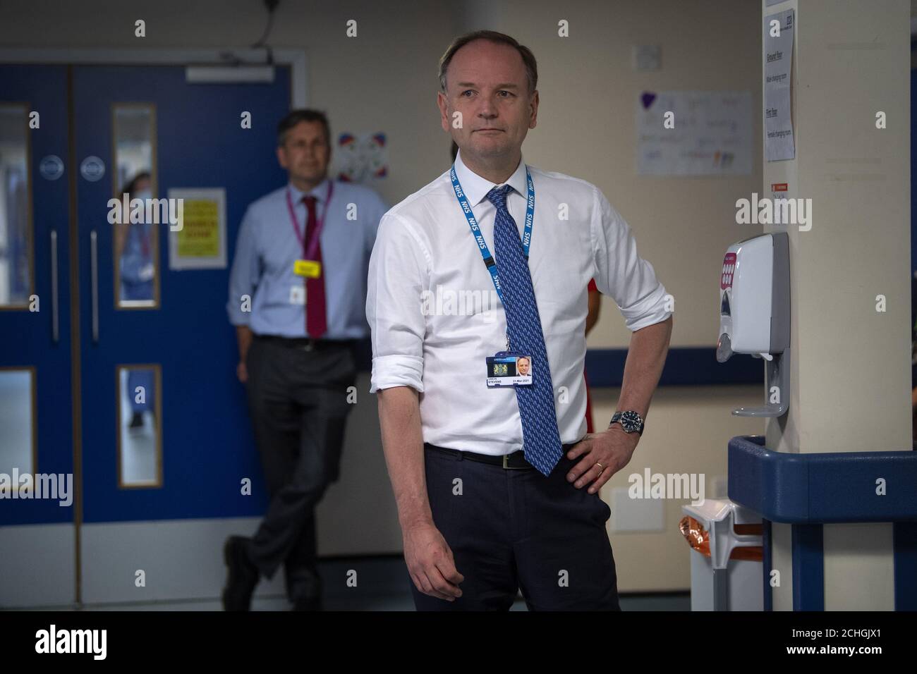 IMBARCATO AL 0001 VENERDÌ 29 MAGGIO Sir Simon Stevens, Chief Executive della NHS, visita il Centro NHS Seacole di Headley Court, Surrey, in quanto i primi pazienti sono ammessi all'ospedale militare dismesso, che è stato convertito durante la pandemia del coronavirus. Chiamata in onore di un'infermiera giamaicana nata, Mary Seacole, la struttura aiuterà a curare e sostenere i pazienti in guarigione da COVID-19 e che non hanno più bisogno di assistenza in un ospedale acuto, o coloro che hanno COVID e non possono più affrontare i loro sintomi a casa. Foto Stock