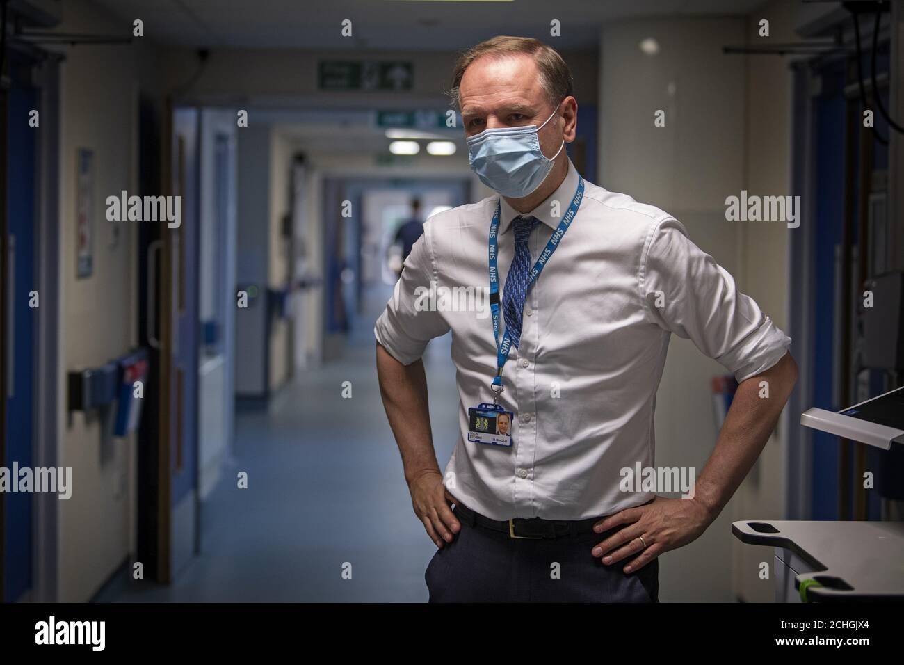 IMBARCATO AL 0001 VENERDÌ 29 MAGGIO Sir Simon Stevens, Chief Executive della NHS, visita il Centro NHS Seacole di Headley Court, Surrey, in quanto i primi pazienti sono ammessi all'ospedale militare dismesso, che è stato convertito durante la pandemia del coronavirus. Chiamata in onore di un'infermiera giamaicana nata, Mary Seacole, la struttura aiuterà a curare e sostenere i pazienti in guarigione da COVID-19 e che non hanno più bisogno di assistenza in un ospedale acuto, o coloro che hanno COVID e non possono più affrontare i loro sintomi a casa. Foto Stock