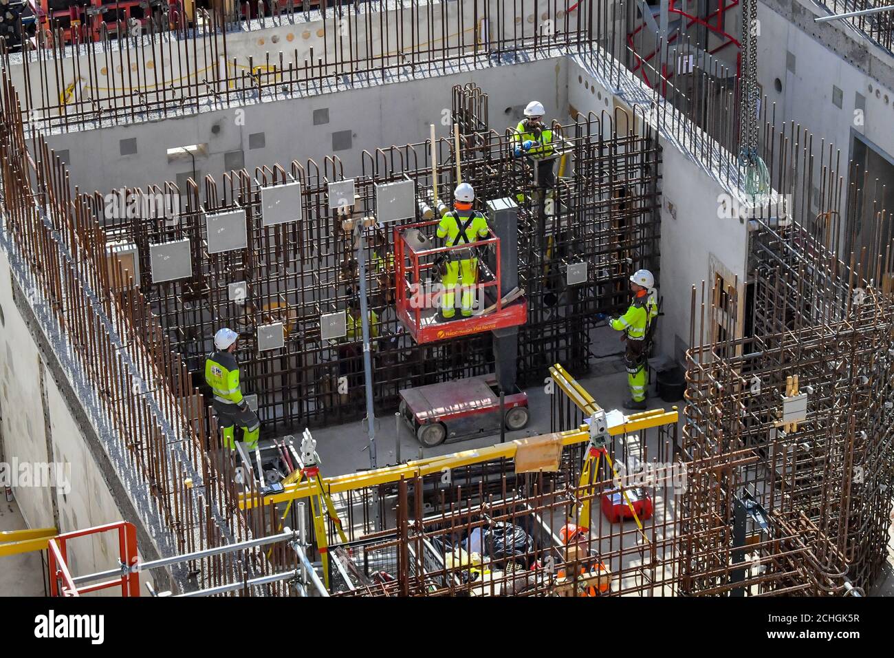 I lavoratori edili restano socialmente distanziati mentre lavorano su rinforzi in acciaio presso la centrale nucleare di Hinkley Point C vicino a Bridgwater, Somerset, il più grande cantiere d'Europa, dove stanno completando un getto di calcestruzzo nella base del reattore nucleare dell'unità 2. Foto Stock