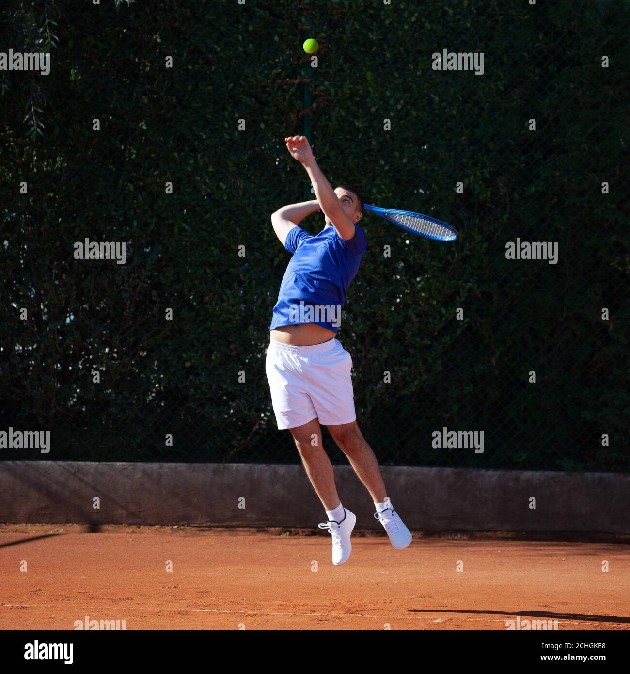 Giocatore di tennis professionista che esegue potente primo servire con un rimbalzo salta Foto Stock