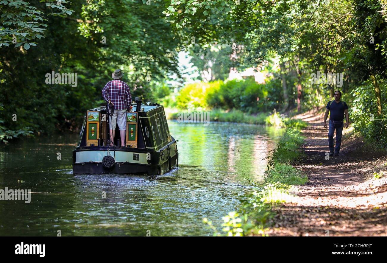 Una coppia gode il tempo caldo sulla loro barca del canale sul canale di Bridgewater in Walton Hall, Cheshire come Giovedi potrebbe essere il giorno più caldo del Regno Unito dell'anno con le temperature brucianti previste per aumentare ancora più ulteriormente. Foto PA. Data immagine: Giovedì 25 giugno 2020. Vedi PA storia METEO caldo. Il credito fotografico dovrebbe essere: Peter Byrne/PA Wire Foto Stock