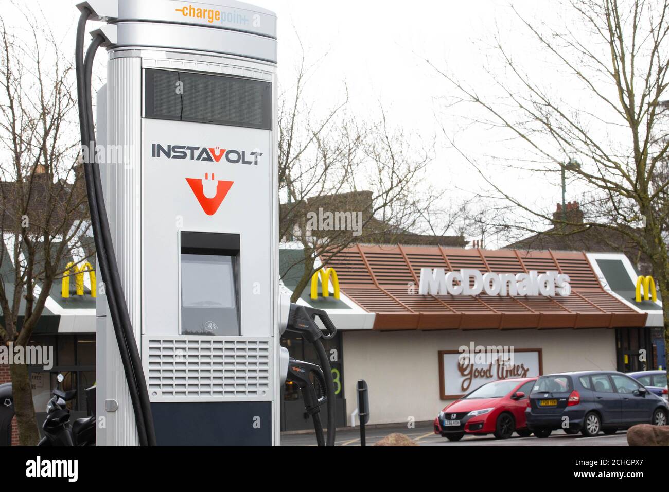 EMBARGO AL 0001 LUNEDÌ 29 GIUGNO EDITORIALE USE ONLY General view of a InstaVolt charger in a McDonaldÕs carpark, come la catena alimentare annuncia piani per introdurre veicoli elettrici (EV) punti di ricarica rapida come standard in tutti i nuovi ristoranti Drive-Thru del Regno Unito, Londra. Foto Stock