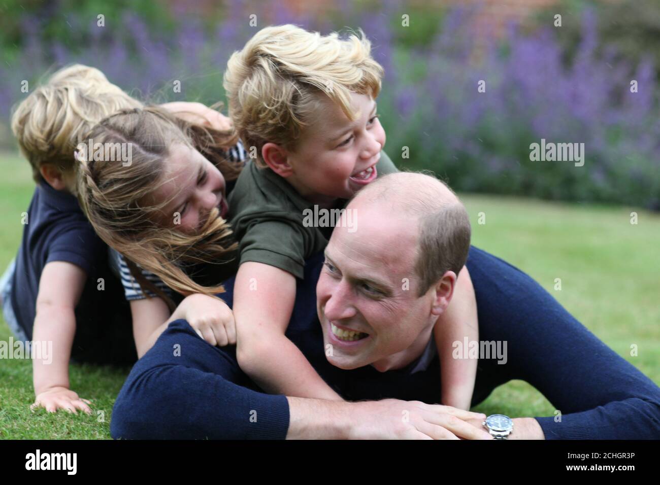 SOTTOPOSTO A EMBARGO A 0001 MERCOLEDÌ 1 LUGLIO Copyright: Duca e Duchessa di Cambridge. SOLO PER USO EDITORIALE. NESSUN USO COMMERCIALE. NON SONO PREVISTI MERCHANDISING, PUBBLICITÀ, SOUVENIR, CIMELI O SIMILI. NON UTILIZZARE DOPO IL 31 DICEMBRE 2020, SENZA PREVIA AUTORIZZAZIONE DI KENSINGTON PALACE. Questa fotografia è fornita rigorosamente a condizione che non si farà alcun costo per la fornitura, il rilascio o la pubblicazione di esso e che queste condizioni e restrizioni si applicheranno (e che si trasmetteranno) a qualsiasi organizzazione a cui si fornisce. Non ci sarà alcun uso commerciale del pho Foto Stock
