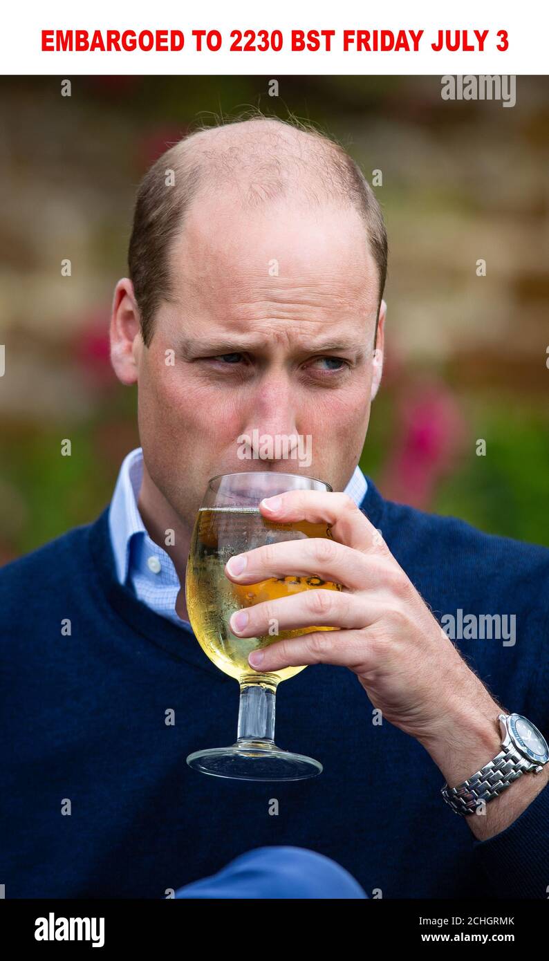 IMBARCO al 2230 BST VENERDÌ 3 LUGLIO il Duca di Cambridge sorprende un sidro di Aspall al pub Rose and Crown a Snettisham, Norfolk. Foto Stock