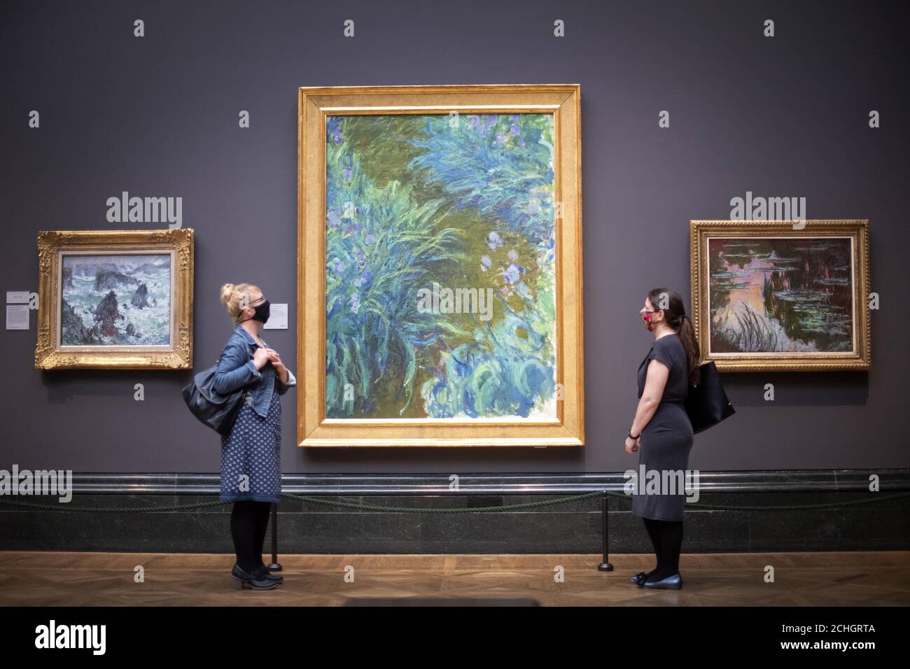 IMBARCATO AL 1700 SABATO 4 LUGLIO i visitatori che indossano PPE si levano in piedi come la vista Irises, 1914-17, da Claude Monet, alla National Portrait Gallery, Londra, mentre si prepara a riaprire dopo l'allentamento delle restrizioni di blocco coronavirus in tutta l'Inghilterra. Foto Stock