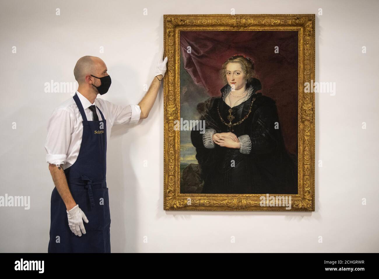 IMBARCATO AL 0001 LUNEDÌ 6 LUGLIO UN tecnico di Sotheby con un ritratto riscoperto di Rubens di una signora identificata, datato a c.1625, a Sotheby's a Londra, che è stato fino a poco tempo fa nascosto in una collezione privata, sconosciuta per gran parte del XX secolo. Il dipinto sarà offerto con una stima di 2-3 milioni di sterline nella vendita della categoria Sotheby il 29 luglio. Foto Stock