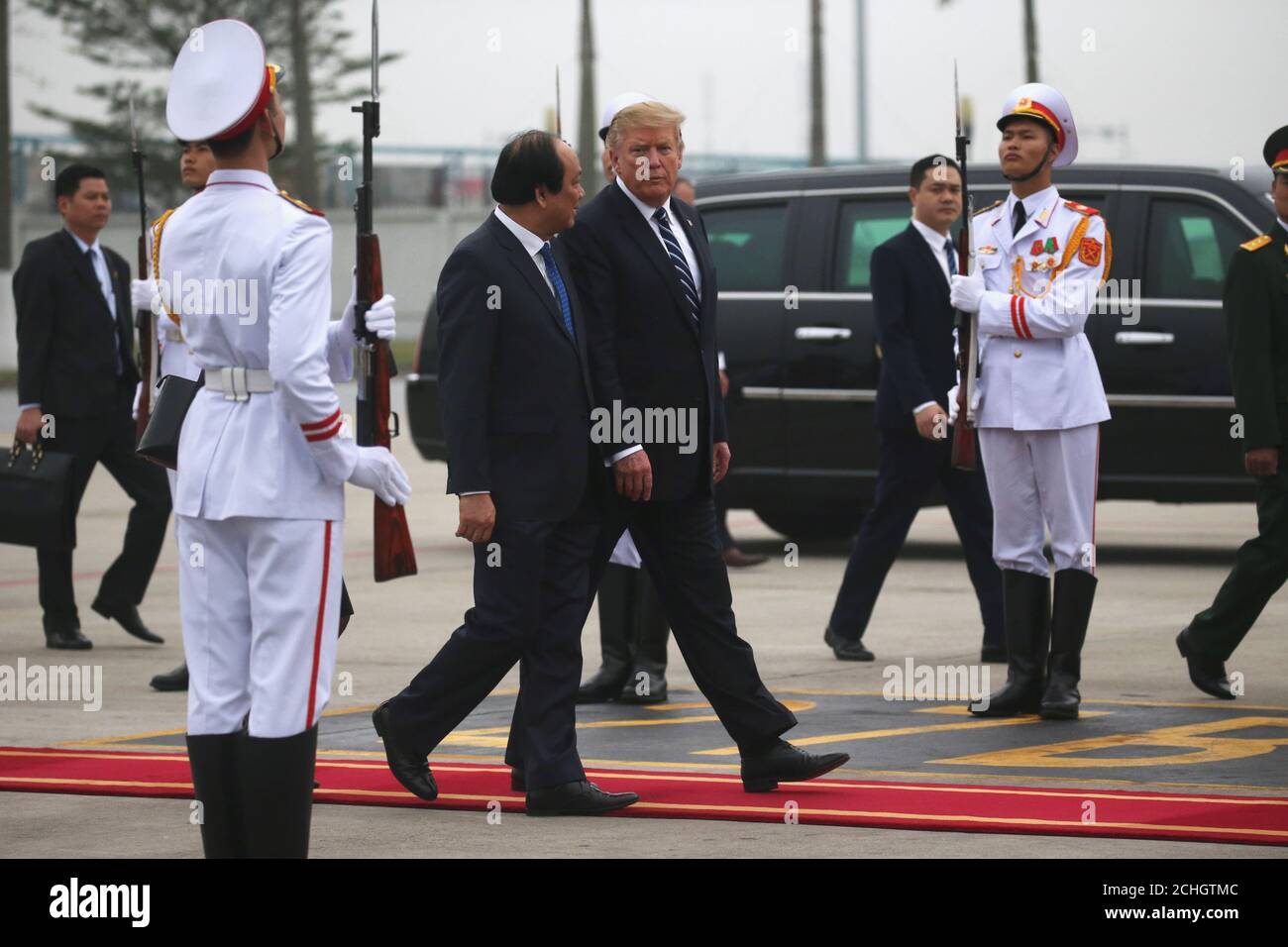 Il presidente degli Stati Uniti Donald Trump si prepara a salire a bordo dell'Air Force uno dopo il suo vertice con il leader nordcoreano Kim Jong un, all'aeroporto internazionale noi Bai di Hanoi, Vietnam, il 28 febbraio 2019. REUTERS/Leah Millis Foto Stock