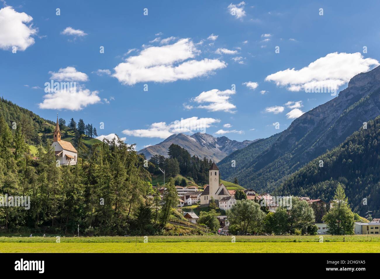 Il villaggio montano di Curon (Graun) in Val Venosta, in un bel cielo, in una soleggiata giornata estiva, Alto Adige, Italia Foto Stock