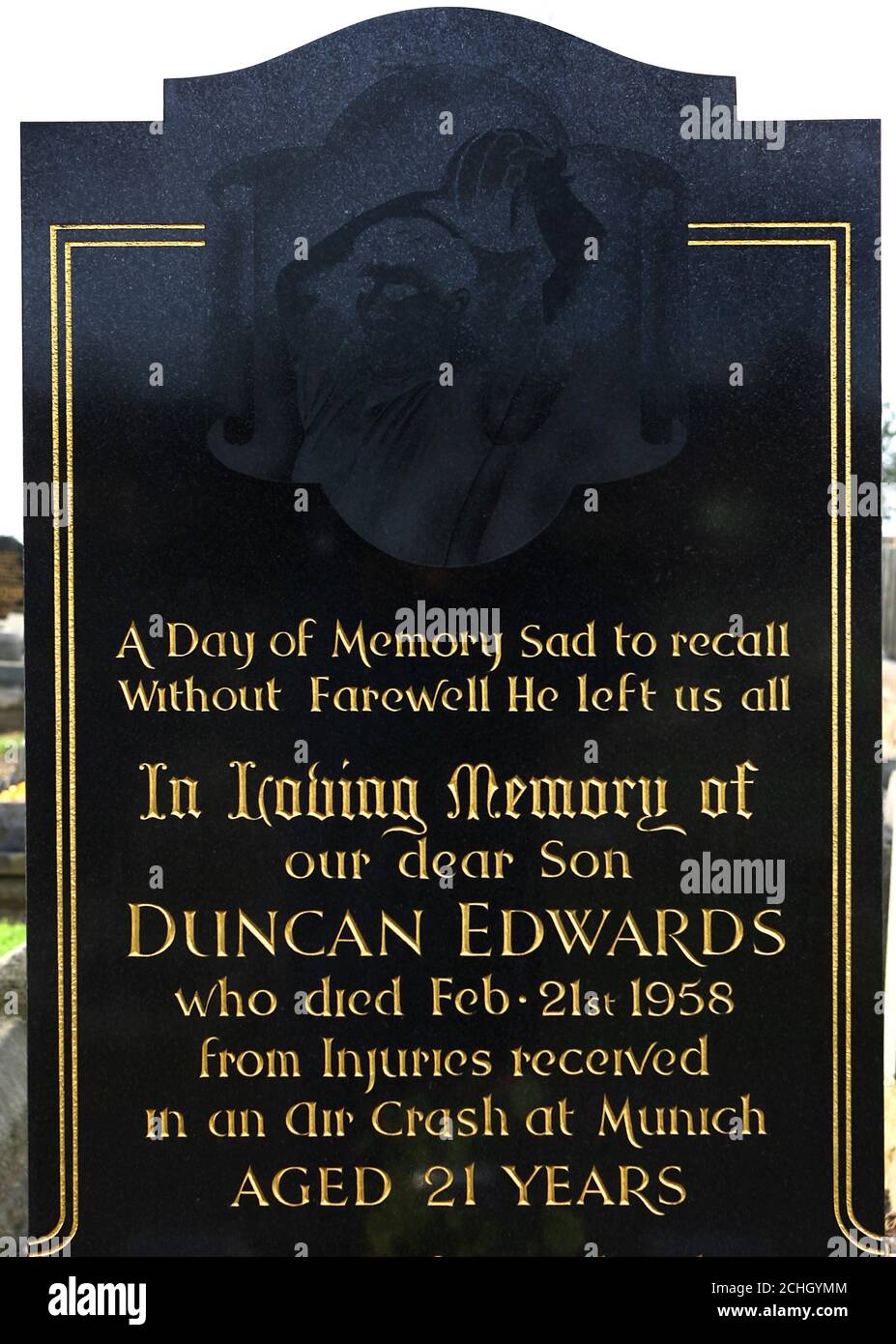 La lapide e la tomba del Dudley Cemetery of Manchester United's Duncan Edwards. Edwards morì per le sue ferite il 21 febbraio 1958, dopo l'incidente aereo di Monaco il 6 febbraio 1958. Foto Stock