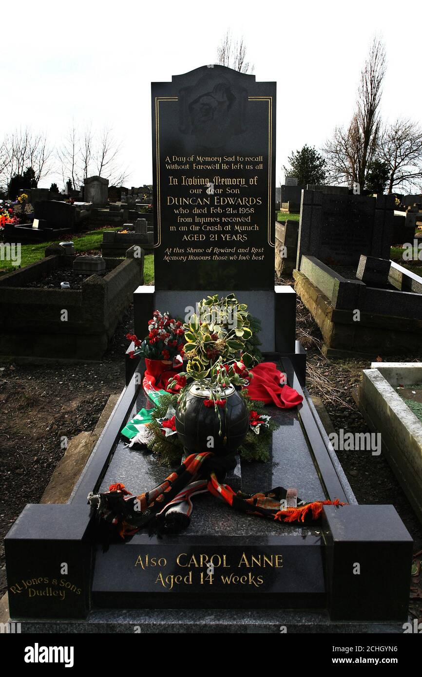 La lapide e la tomba del Dudley Cemetery of Manchester United's Duncan Edwards. Edwards morì per le sue ferite il 21 febbraio 1958, dopo l'incidente aereo di Monaco il 6 febbraio 1958. Foto Stock
