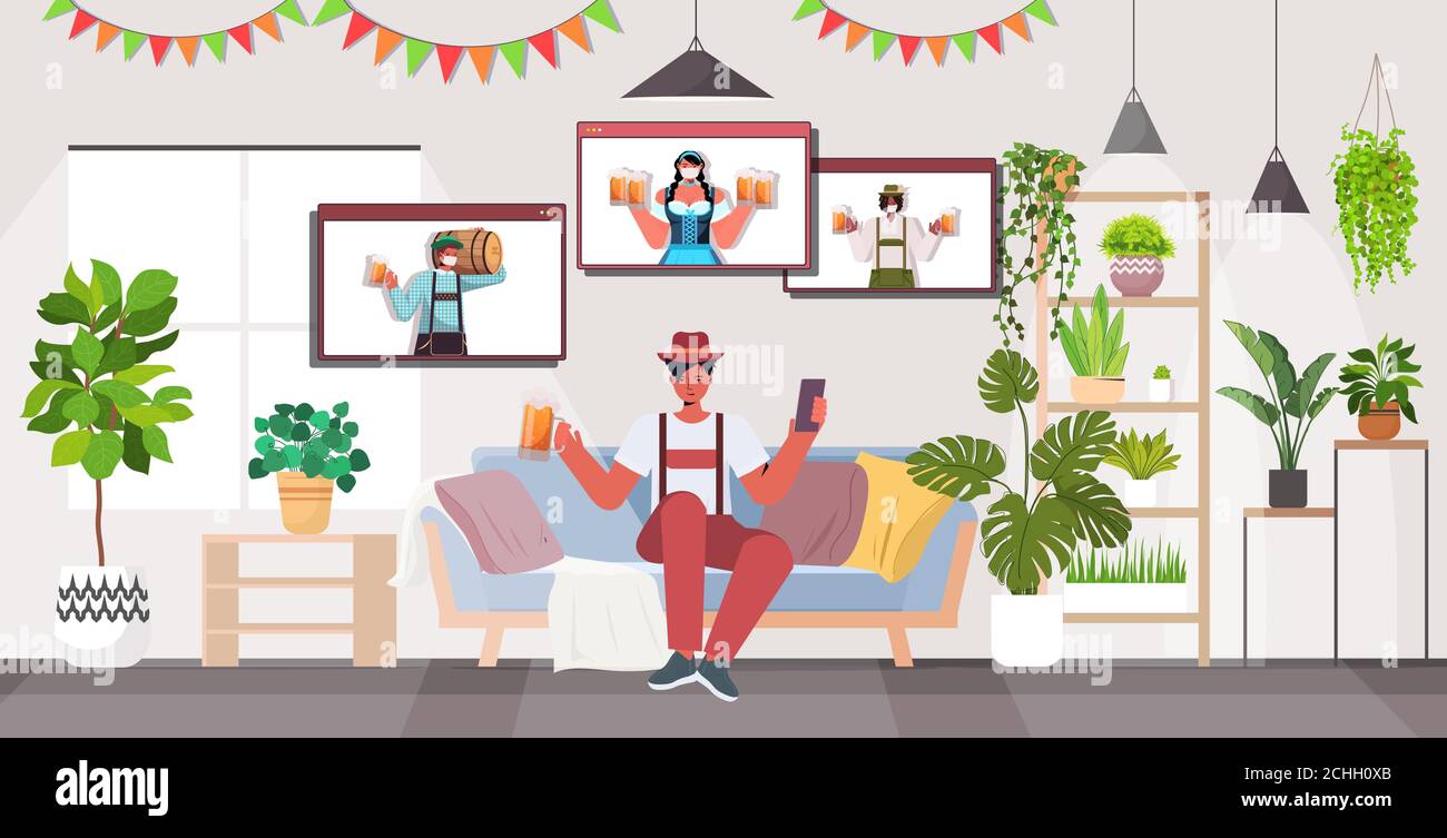 uomo che beve birra discutere con amici di gara mix durante il video Chiamata Oktoberfest festa celebrazione coronavirus quarantena auto isolamento soggiorno illustrazione vettoriale orizzontale interna Illustrazione Vettoriale