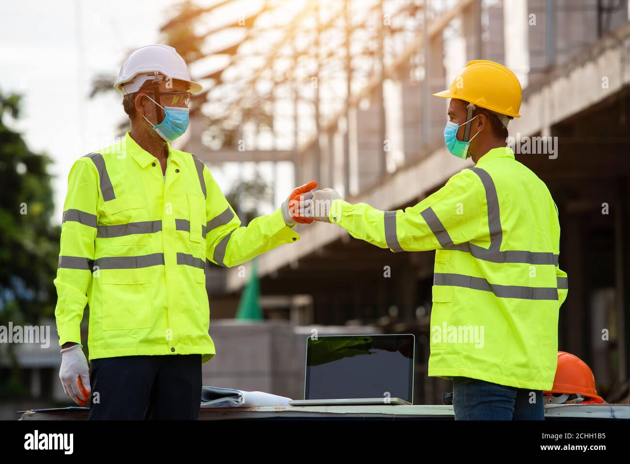 Saluti di ingegneri e lavoratori del cantiere. Foto Stock