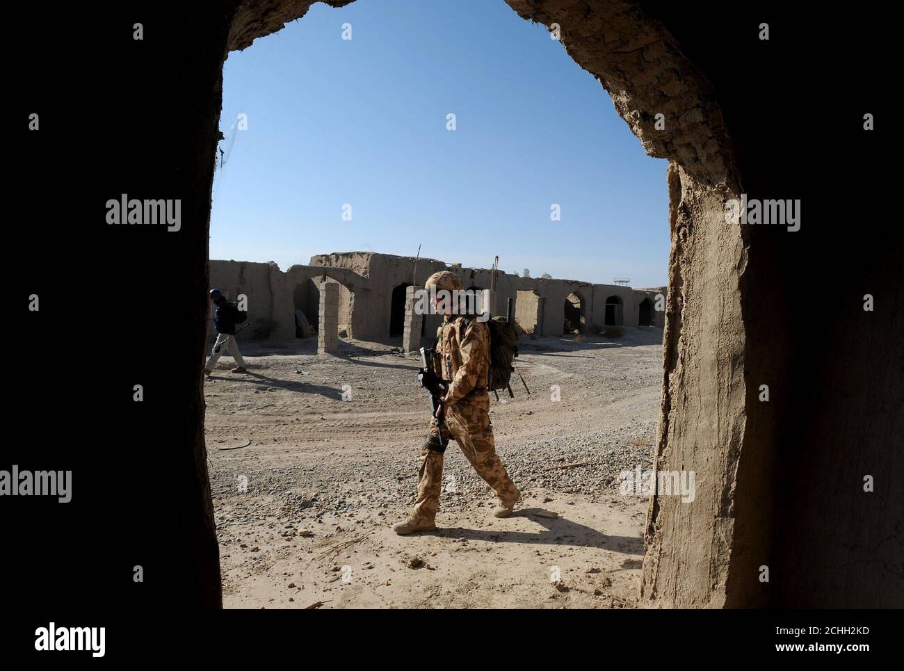 Il principe Harry pattugliò la città deserta di Garmisir vicino alla FOB Delhi (base operativa in avanti), mentre era affisso nella provincia di Helmand nell'Afghanistan meridionale. Foto Stock