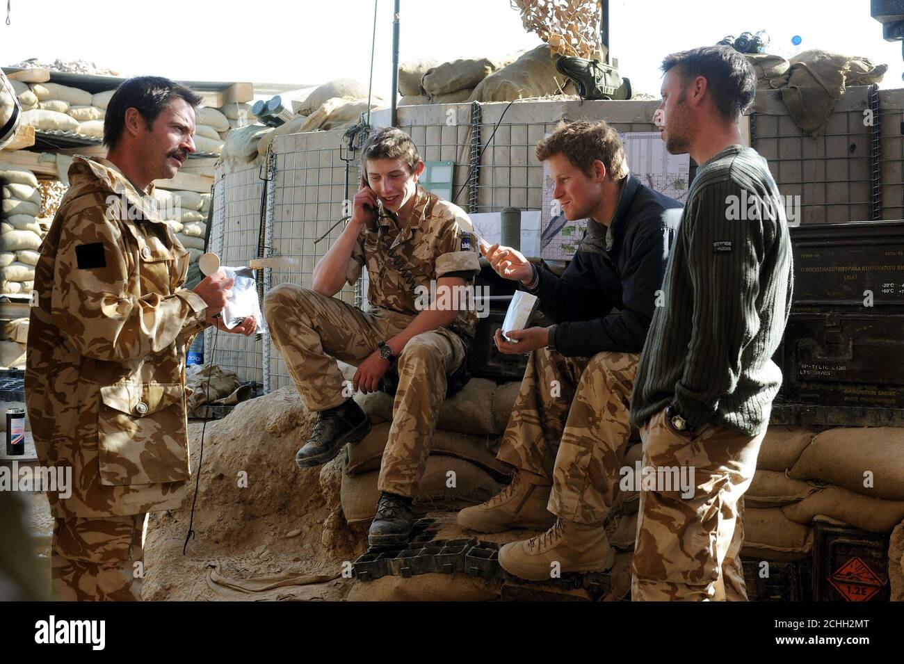 Il principe Harry siede con i soldati in un posto di osservazione sulla collina di JTAC, vicino alla FOB Delhi (base operativa diretta), mentre è messo nella provincia di Helmand nel sud dell'Afghanistan. Foto Stock