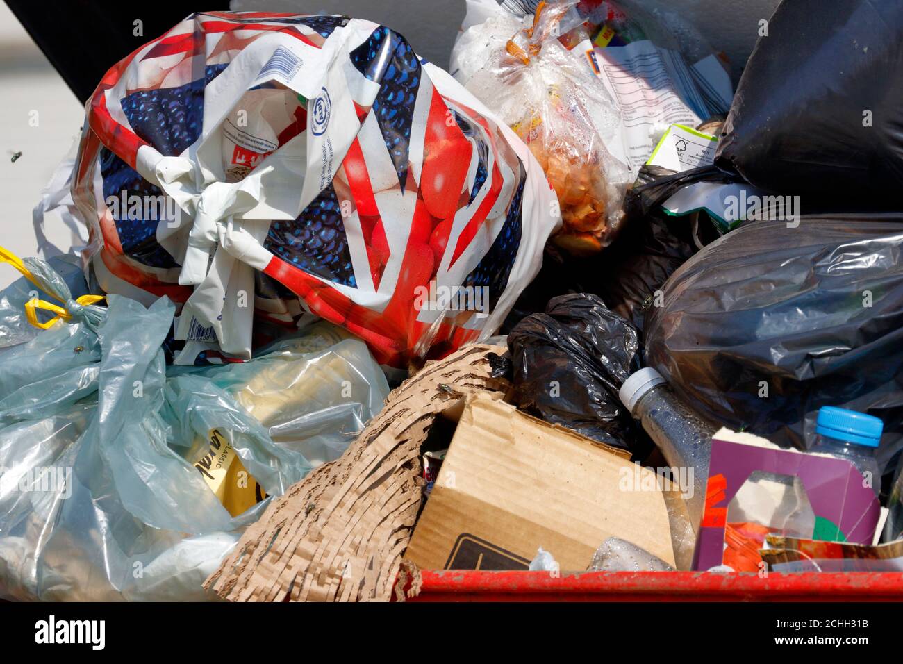 Spazzatura Gran Bretagna, spazzatura in una borsa di trasporto con una bandiera Union Jack stampata su di essa Foto Stock