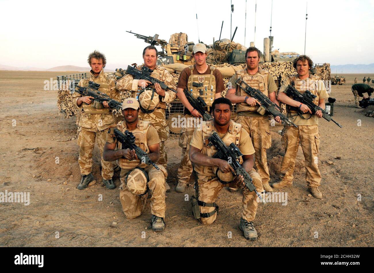 Il principe Harry (centro indietro) si pone con i soldati nel deserto nella provincia di Helmand, Afghanistan meridionale il 19 febbraio 2008. Foto Stock