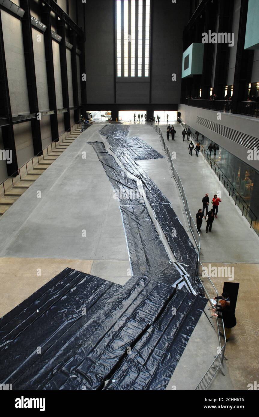 L'opera d'arte dell'artista Doris Salcedo, una crepa nel pavimento della Sala turbine di Tate Modern, è stata riempita per far posto ad una nuova installazione. Foto Stock