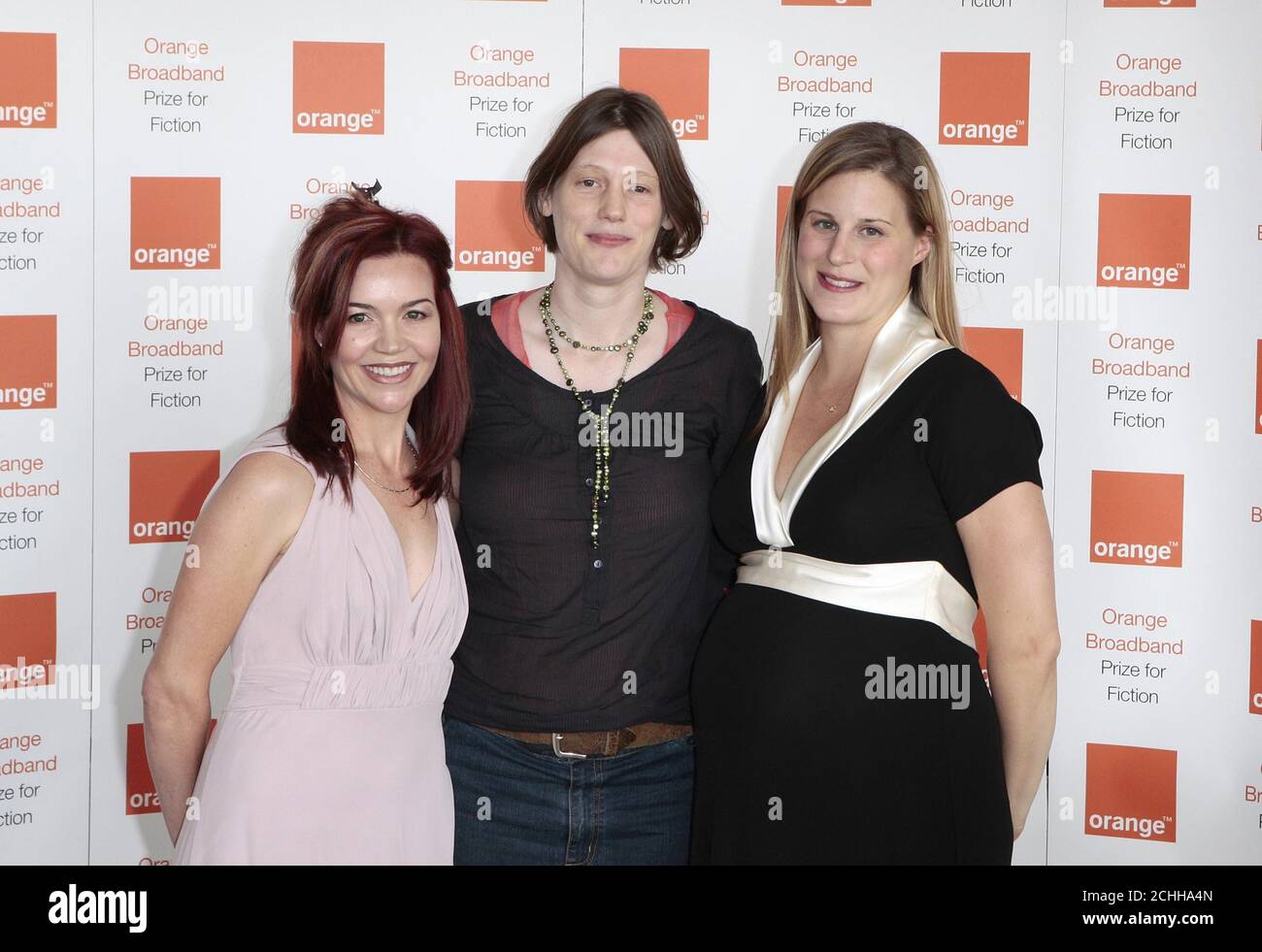 (Da sinistra a destra) nuovi autori, Lauren Liebenberg, Joanna Kavenna e Lauren Groff, arrivano per il Premio Orange Broadband per la Fiction al Royal Festival Hall sulla South Bank, Londra. Foto Stock