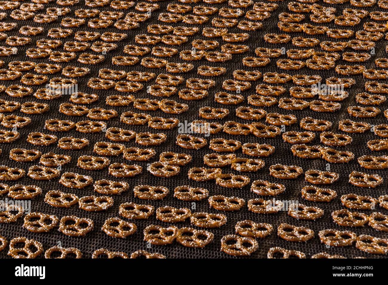 Pretzel che vengono cotti in panetteria commerciale, Stati Uniti Foto Stock