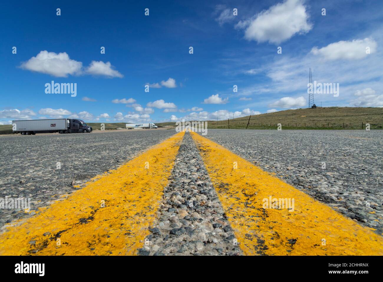 Dettaglio della doppia linea gialla in autostrada, Wyoming, USA Foto Stock