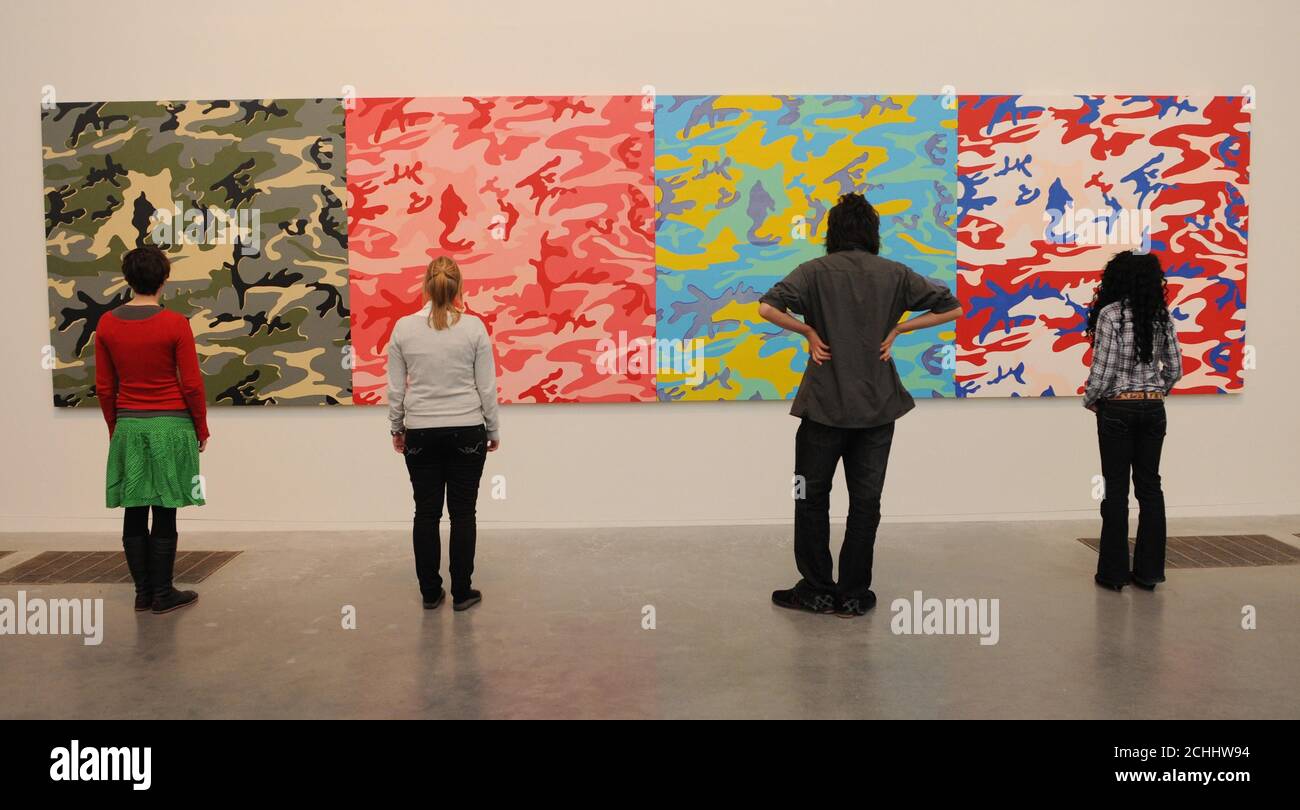 Gli studenti d'arte potranno vedere il "Camouflage" di Andy Warhol al Tate Modern di Londra, che sarà una delle opere d'arte che quest'anno si gireranno in Gran Bretagna. Foto Stock