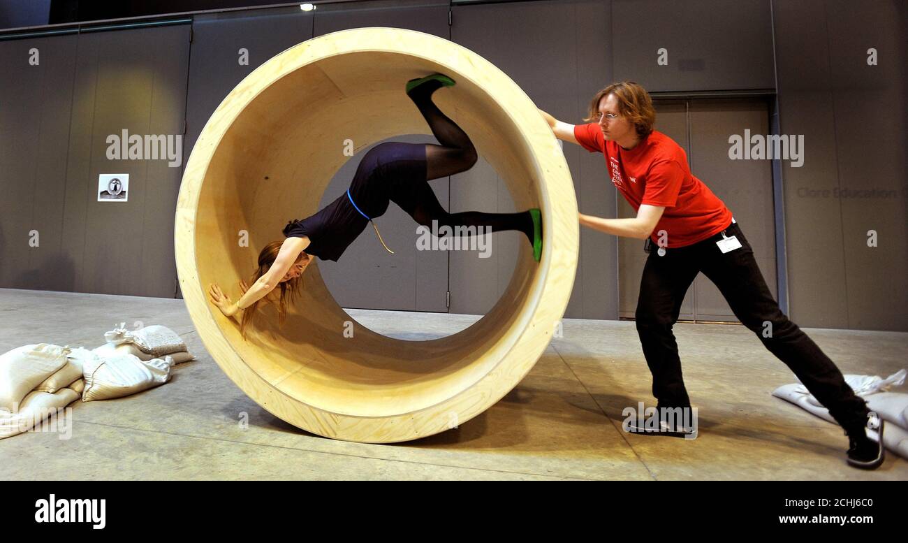 I membri del pubblico provano la mostra interattiva di Robert Morris dal titolo "Bodyspacemotionthings", presso il Tate Modern sulla riva sud di Londra. Foto Stock