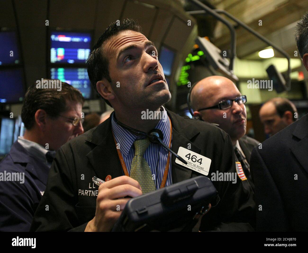 I commercianti lavorano nell'area della Borsa di New York, 27 ottobre 2008. Gli stock degli Stati Uniti sono caduti all'aperto lunedì, estendendo un'alloff mondiale innescata da più segnali di una profonda recessione globale. REUTERS/Brendan McDermid (STATI UNITI) Foto Stock