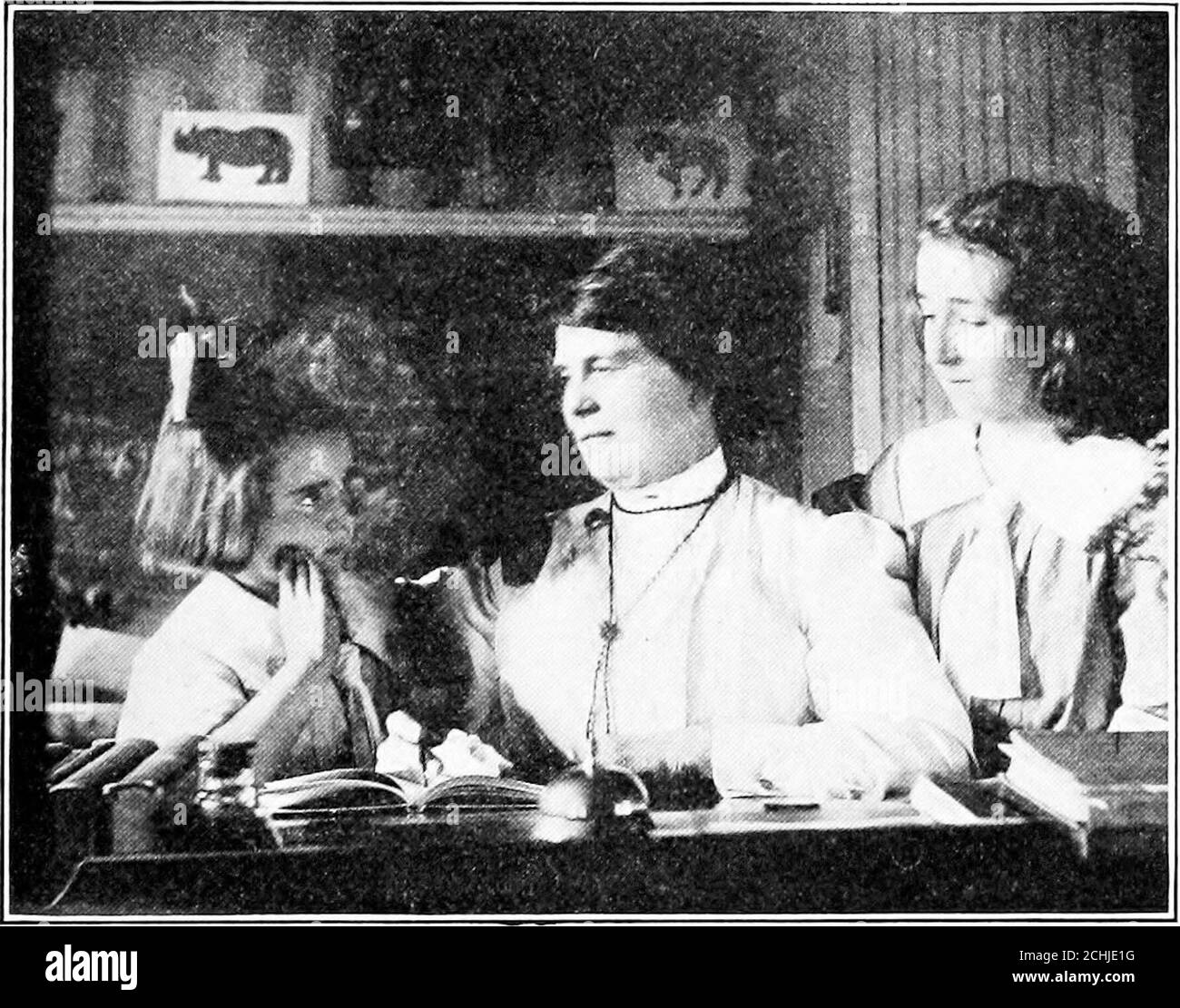 . La comunità civica . ha a parte nel lavoro e nel gioco della casa della scuola nello stesso modo in cui ogni membro della famiglia hasa parte nel lavoro e nel gioco della casa. In più, la disponibilità e la gioia con cui ognuno fa la sua parte, lo spirito e il successo della scuola dipendono. L'insegnante è la madre della scuola. È di herthat gli allievi cercano direzione saggia ed il consiglio e la comprensione. Divide il lavoro e tellseach uno che cosa deve fare appena come i materni a casa. Guida in tutto ciò che riguarda il benessere della casa scolastica. Quando i ragazzi e le ragazze pensano alla scuola come un anot Foto Stock