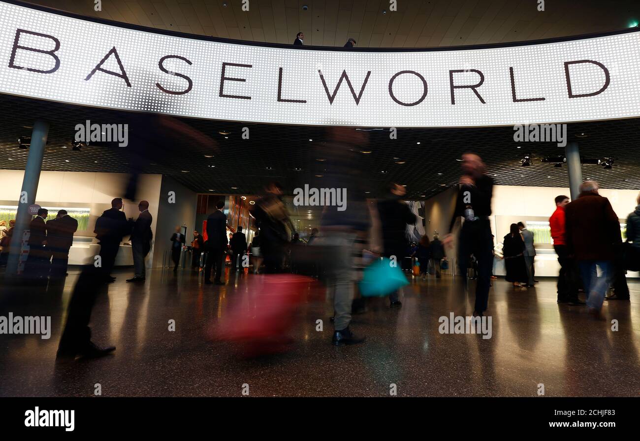I visitatori arrivano alla fiera dell'orologio e della gioielleria  Baselworld, a Basilea, Svizzera, il 17 marzo 2016. REUTERS/Ruben Sprich  Foto stock - Alamy