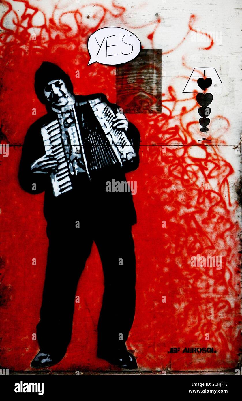 Graffiti del famoso artista francese Jef aerosol raffigurato a Francis Street, Dublino, il giorno dopo che l'Irlanda ha votato Sì al trattato di Lisbona. Foto Stock