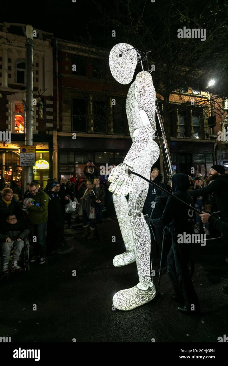 Il Light Up Leicester Festival, illuminando le strade di Leicester con un sentiero di opere d'arte e intrattenimento interattivi gratuiti. Foto Stock