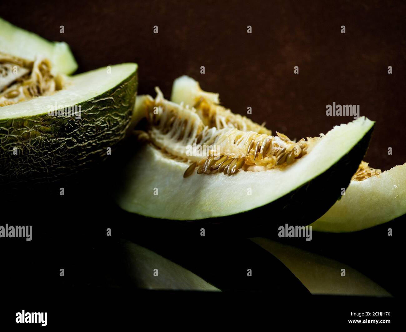 tagliare il melone con i semi da vicino Foto Stock