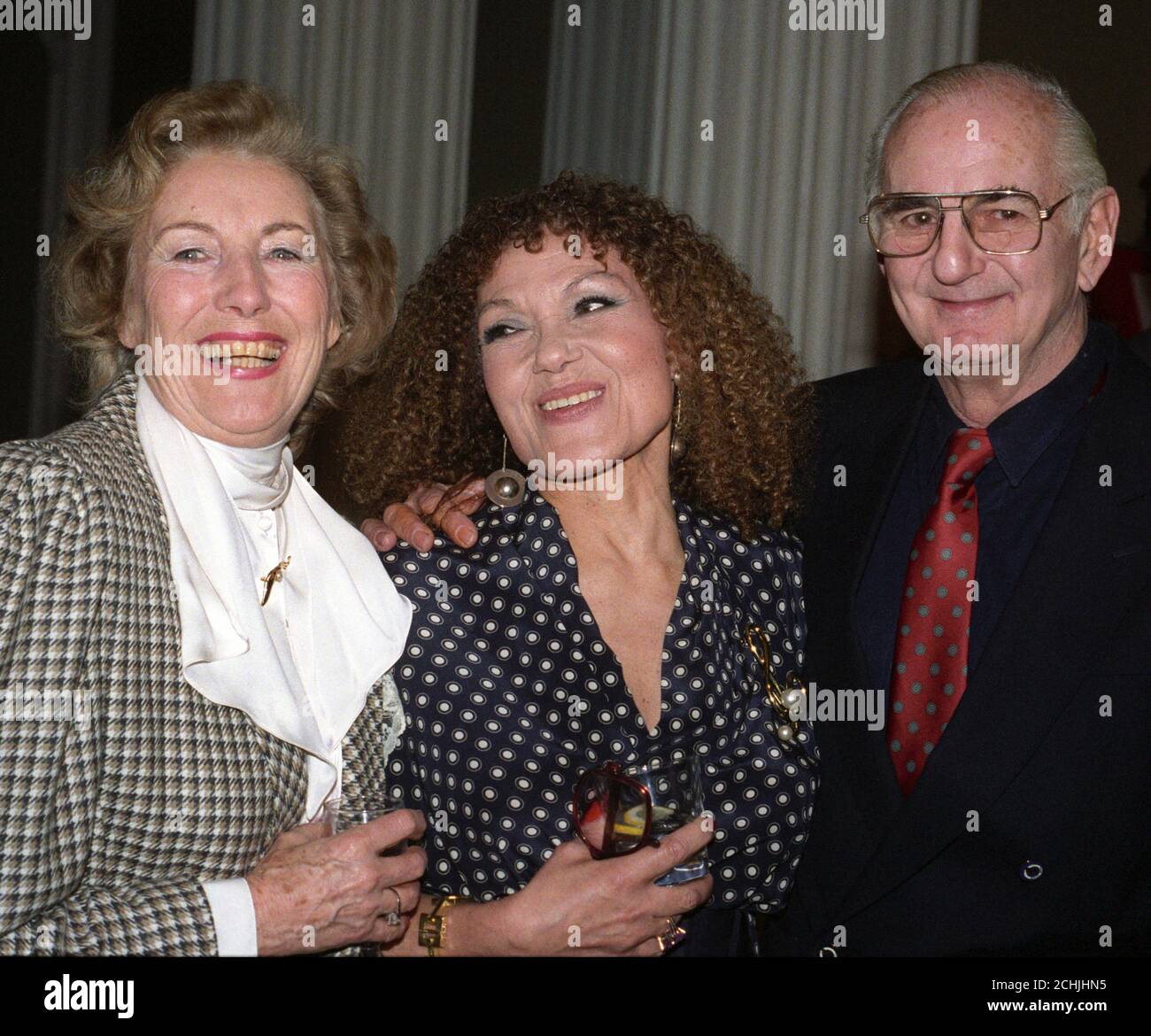 Dame vera Lynn (l), cantante Cleo Laine e musicista jazz e titolare del club Ronnie Scott al Luncheon 1989 Allmusic Awards di Londra. Foto Stock