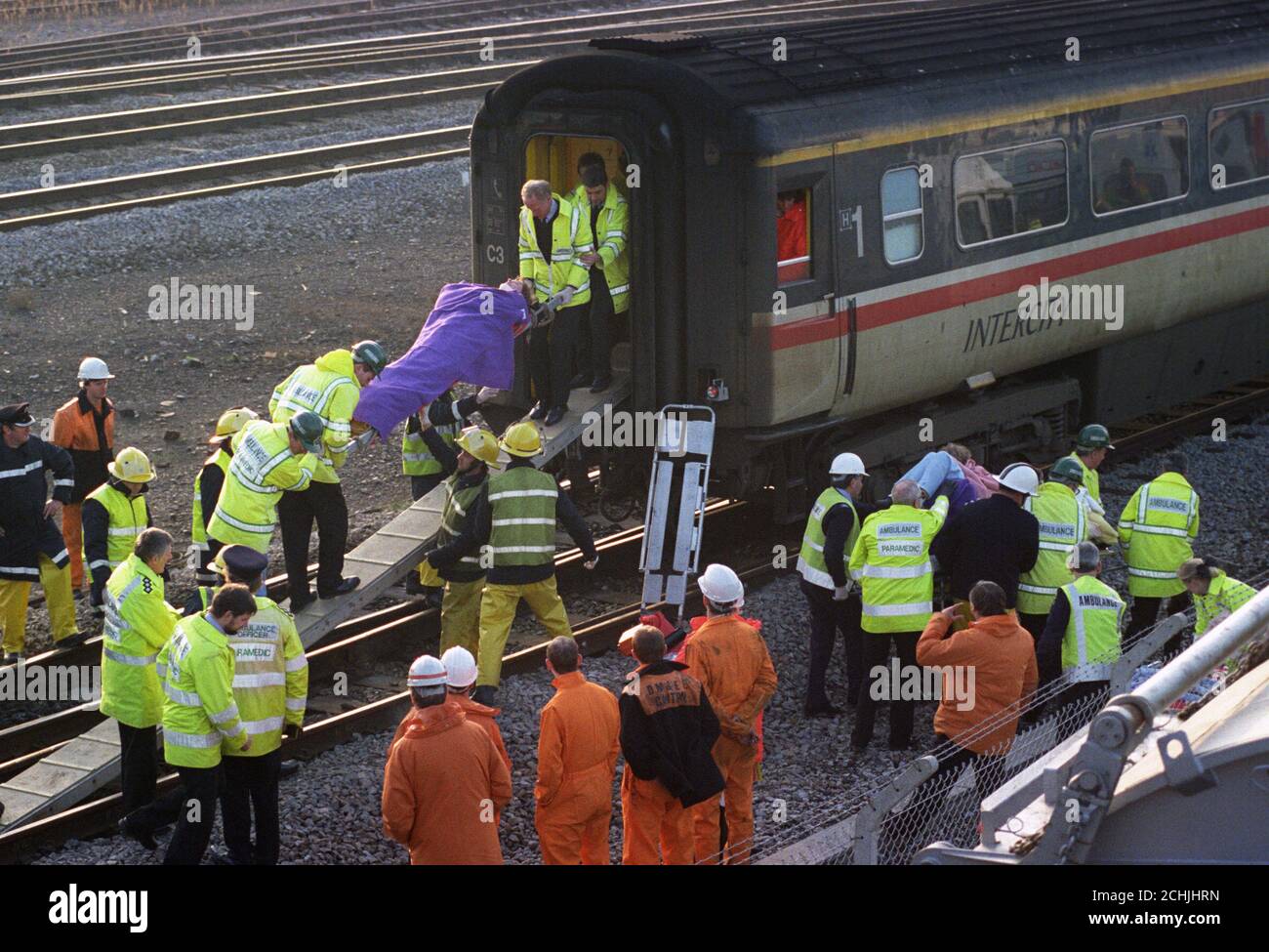 I passeggeri feriti vengono aiutati dal treno InterCity sul lato gallese del tunnel Severn dopo l'incidente ferroviario. Foto Stock