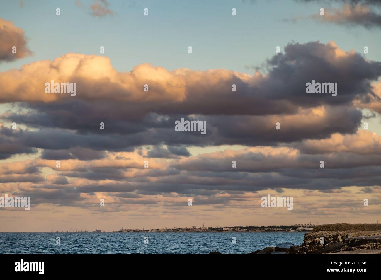 Tramonto su rocce a Giovinazzo Foto Stock