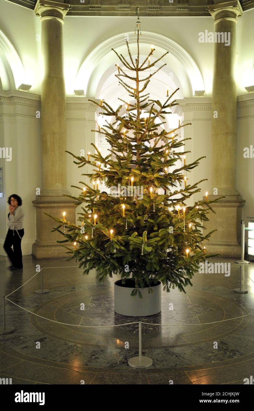 Albero di Natale dell'artista Tacita Dean per la Tate Britain, chiamato Weihnachtsbaum in mostra a Tate Britain, Londra. Foto Stock