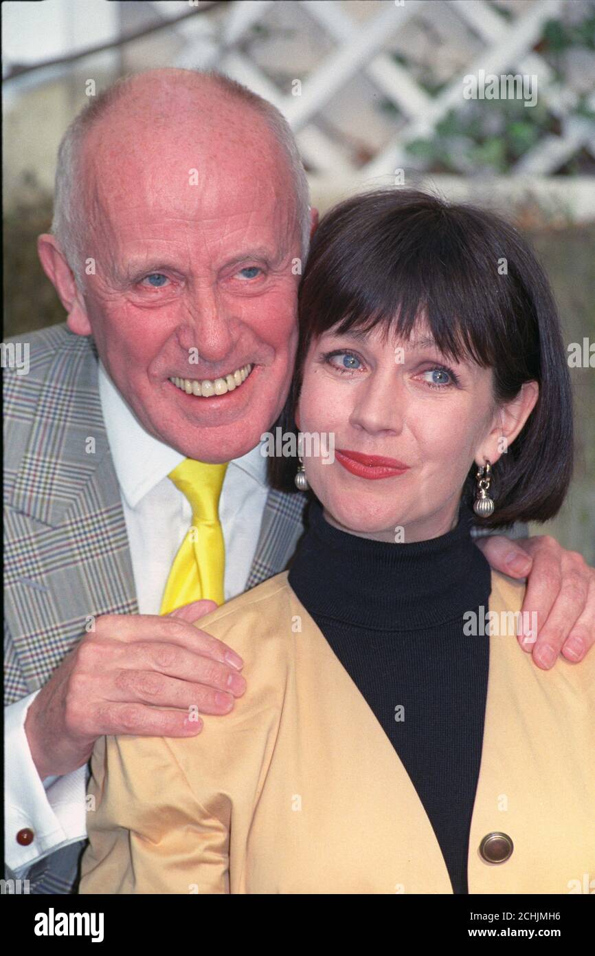 L'attore Richard Wilson e l'attrice Jan Francis, che saranno protagonisti insieme in una nuova serie drammatica per ITV all'inizio del prossimo anno chiamata 'Under the Hammer'. Foto Stock