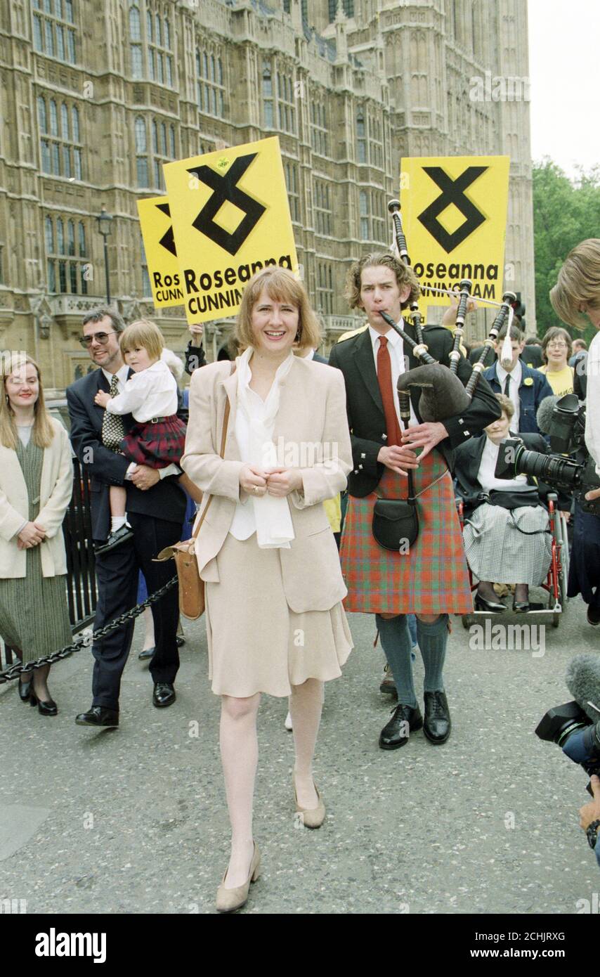 Roseanna Cunningham, la candidata vittoriosa dei nazionalisti scozzesi alle elezioni di Perth e Kinross, a Westminster per prendere posto come deputato. Foto Stock