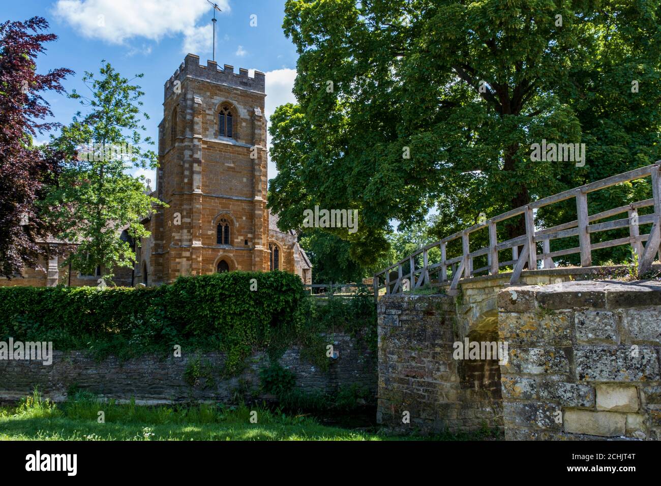 Un ponte medievale a cinque archi a cavallo con la fine del XIII secolo Chiesa di St Giles a Medbourne, Leicestershire, Inghilterra, Regno Unito Foto Stock