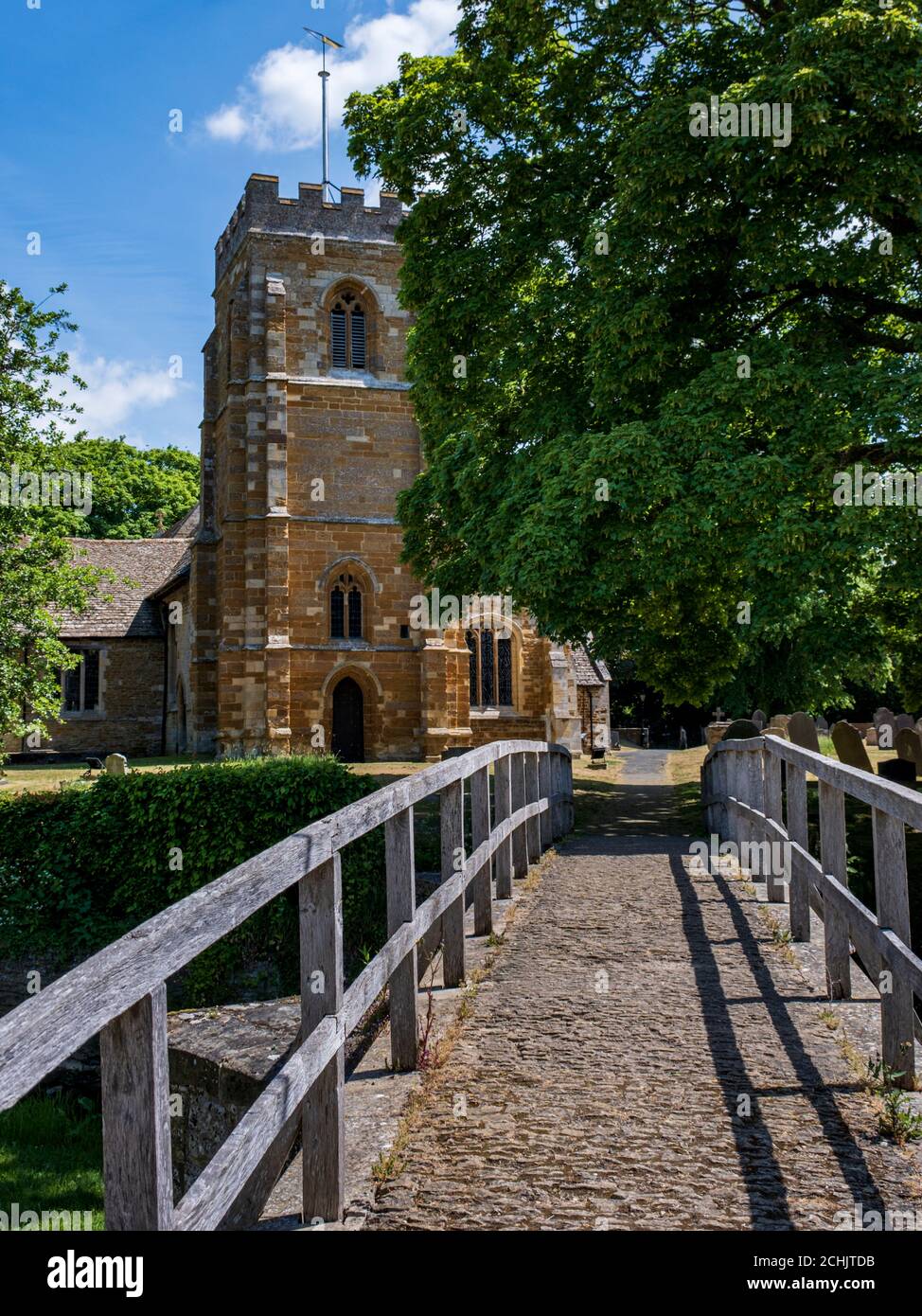 Un ponte medievale a cinque archi a cavallo che conduce alla fine del XIII secolo Chiesa di St Giles a Medbourne, Leicestershire, Inghilterra, Regno Unito Foto Stock